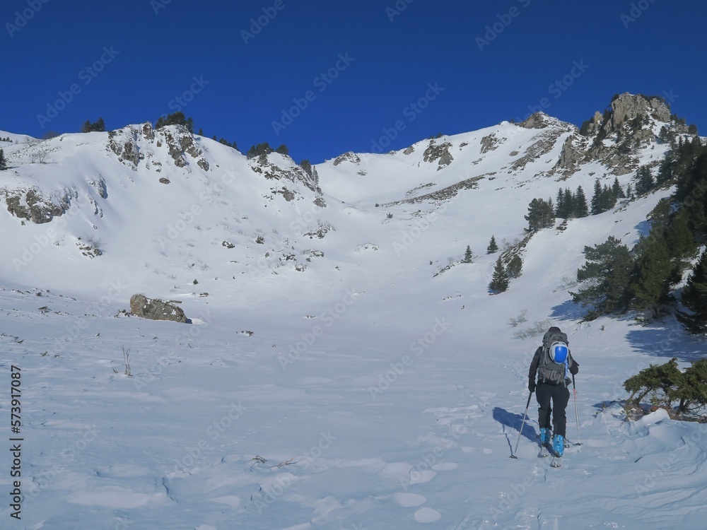 Skieur de rando en montagne sur la neige dans les Pyrénées l'hiver