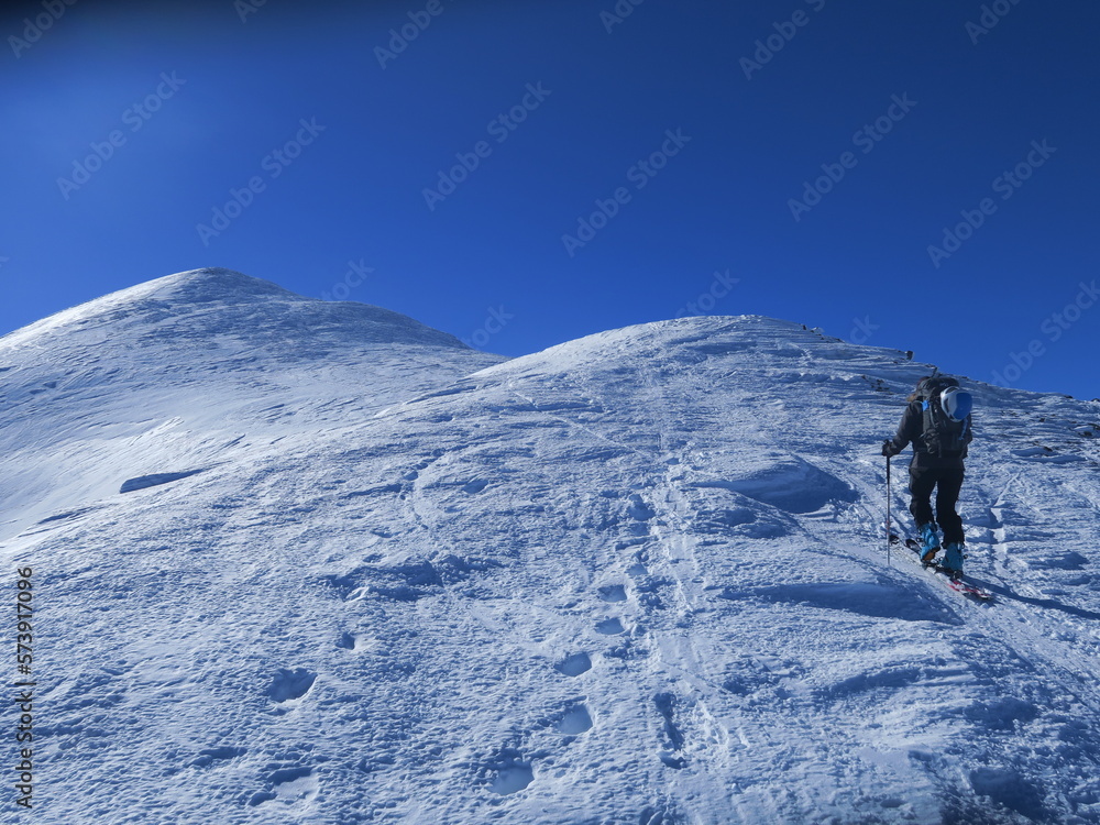 Skieur de rando en montagne sur la neige dans les Pyrénées l'hiver