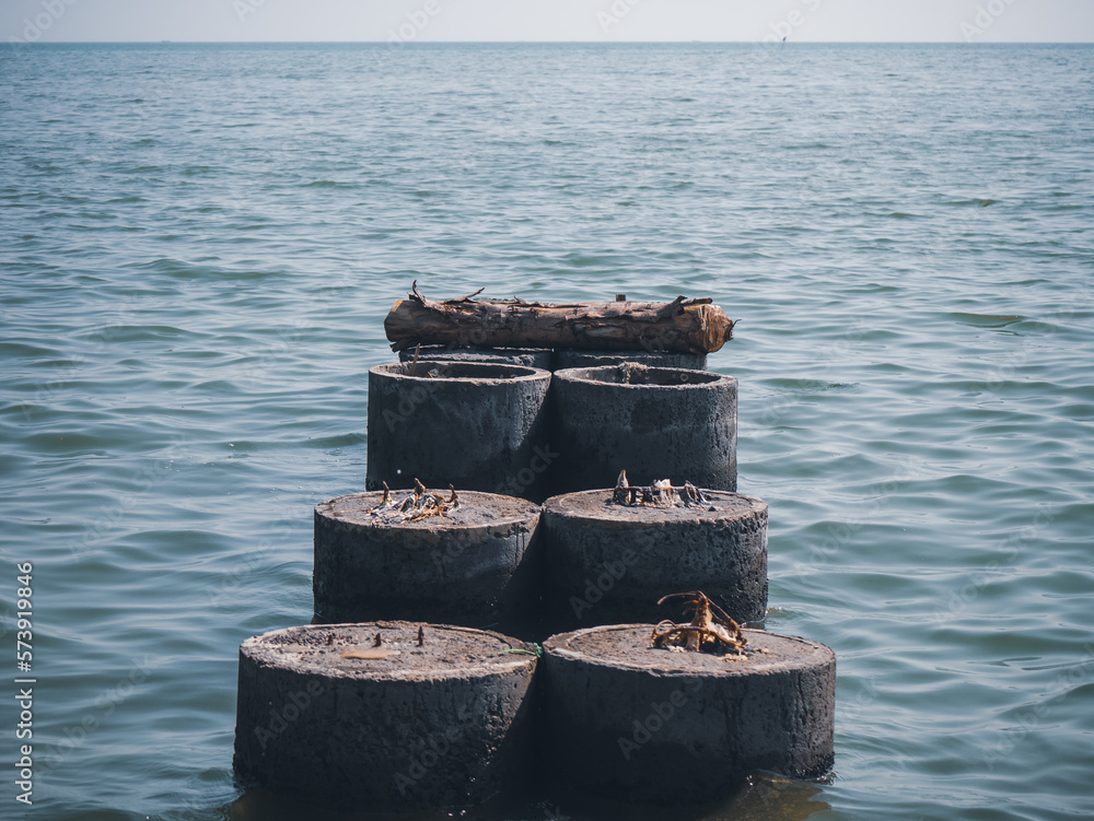 Fototapeta premium seawater measuring stone