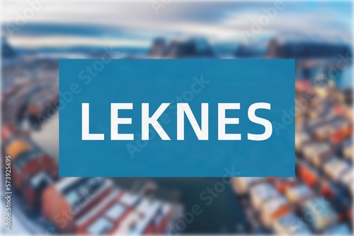Leknes: Der Name der norwegischen Stadt Leknes in der Region Nordland vor einem Hintergrundfoto photo