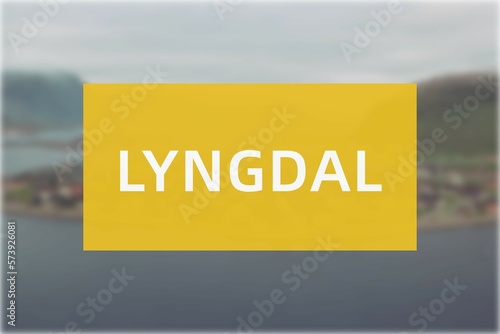 Lyngdal: Der Name der norwegischen Stadt Lyngdal in der Region Vest-Agder vor einem Hintergrundfoto