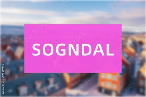 Sogndal: Der Name der norwegischen Stadt Sogndal in der Region Sogn og Fjordane vor einem Hintergrundfoto photo