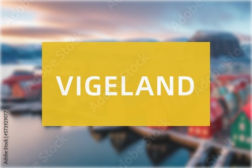 Vigeland: Der Name der norwegischen Stadt Vigeland in der Region Vest-Agder vor einem Hintergrundfoto