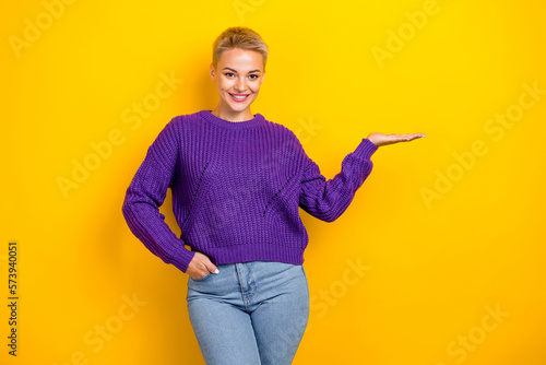 Murais de parede Photo of charming smiling blonde short hair girl wear violet knitted jumper hold