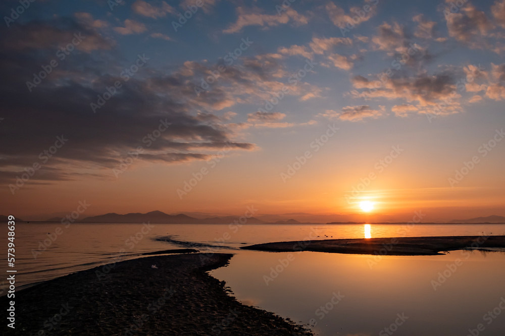 冬の琵琶湖の夜明け　オレンジに光る朝陽