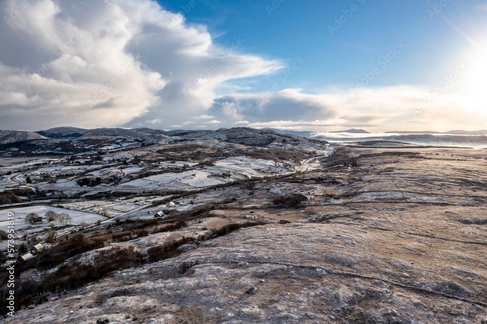 Obraz premium Snow covered Maas seen from Bonny Glen Woods by Portnoo in County Donegal, Ireland.