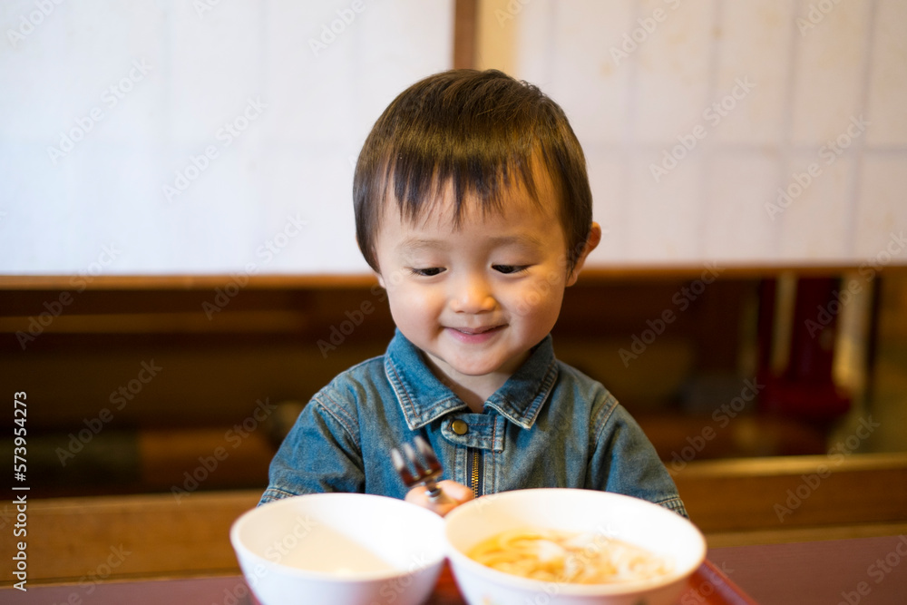 料理を前に嬉しそうな2歳児 料理を前に嬉しそうな2歳児