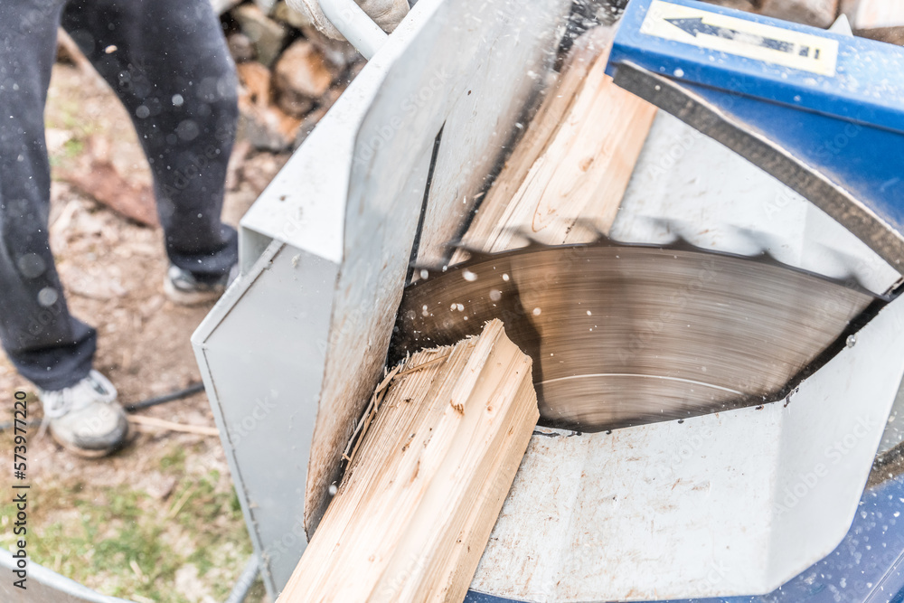 Nahaufnahme einer Kreissäge mit Holzscheite für Holzschneiden, Deutschland Nahaufnahme einer Kreissäge mit Holzscheite für Holzschneiden, Deutschland