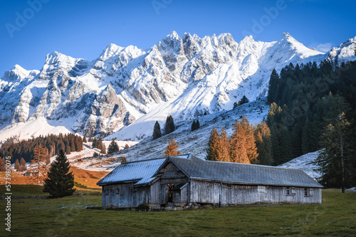Berg Säntis mit Hütte am Sonnenuntergang