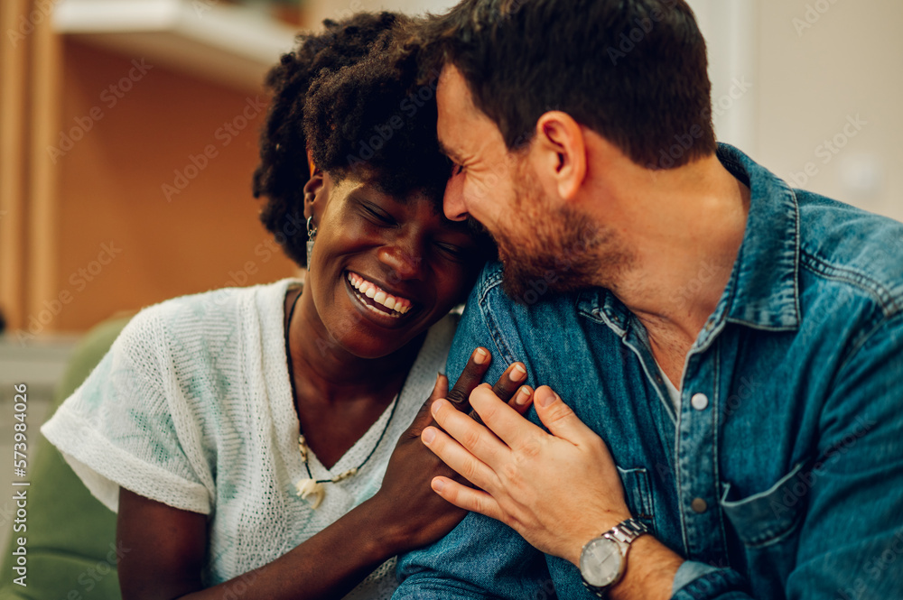 © Zamrznuti tonovi - Diverse couple on a therapy session in a psychologist office