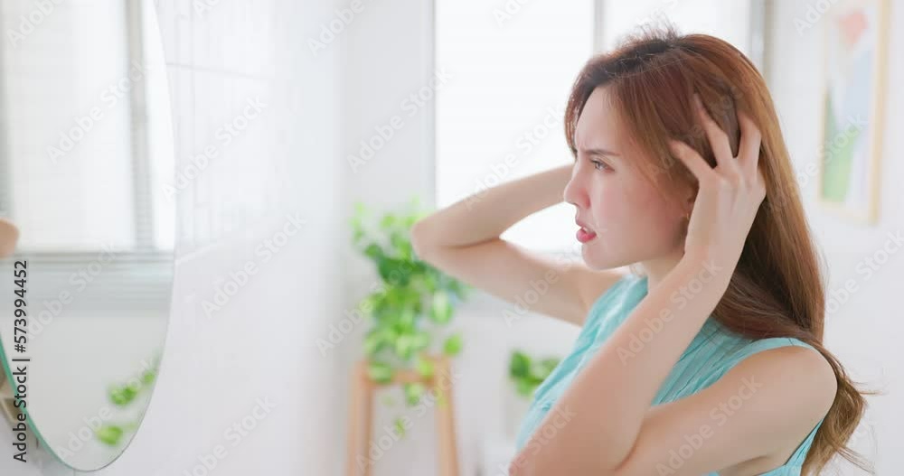 woman scratch head from itching