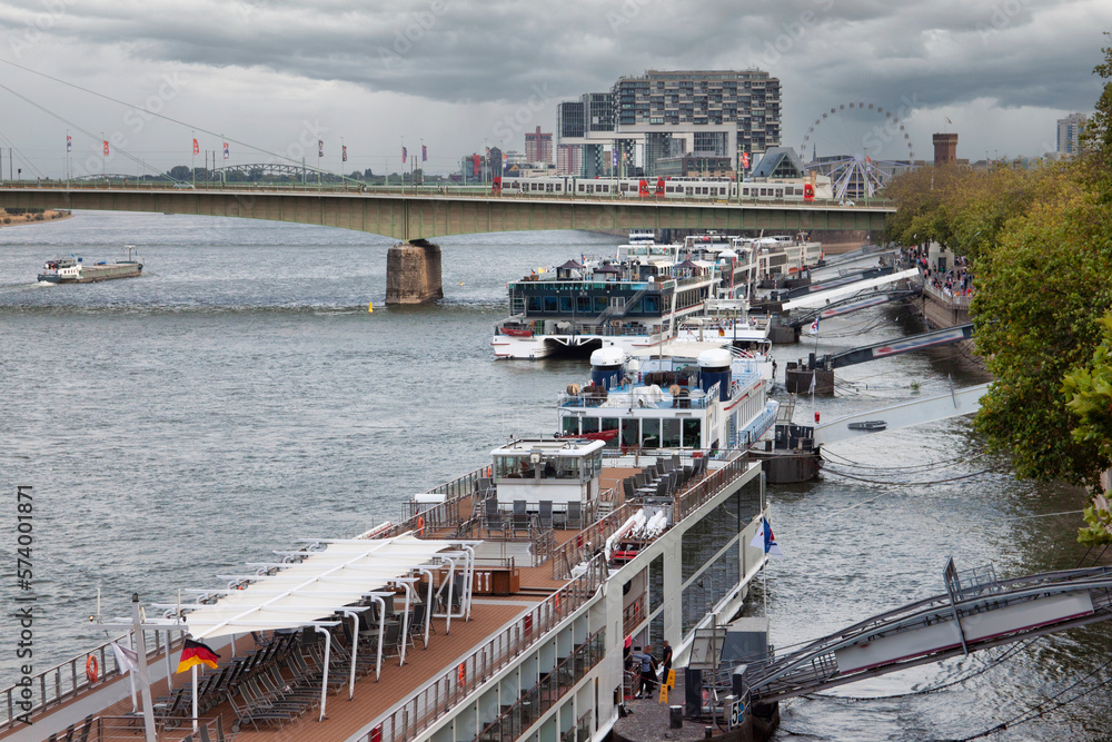 Köln, Schiffsanleger vor der Altstadt mit Blick auf den Rheinau-Hafen