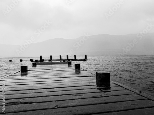 Muelle de madera en blanco y negro, paisaje