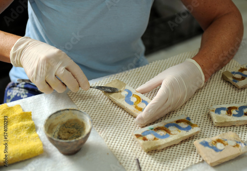 Foto Close up of the hands of a restorer of artistic and cultural heritage restoring