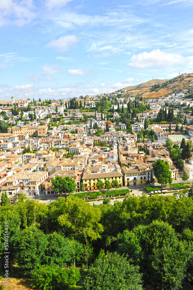 Fototapeta premium Vista del famoso barrio del Albaicín desde la Alhambra de Granada, Andalucía, España. El barrio del Albaicín es Patrimonio de la Humanidad por la UNESCO.