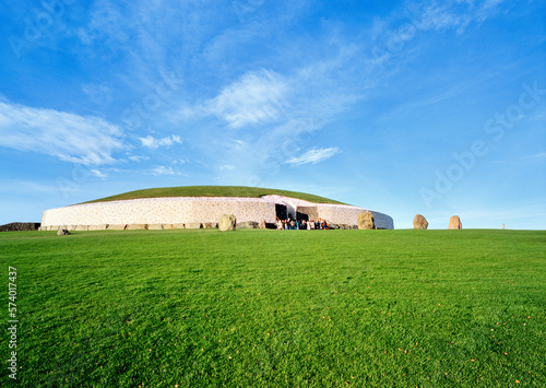 Cuadro en lienzo Newgrange prehistoric ancient tomb mound passage grave in the River Boyne Valley
