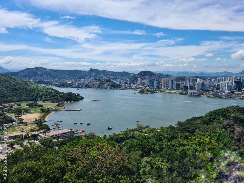 Image from the highest point of a hill in a Brazilian city surrounded by hills and beaches.
