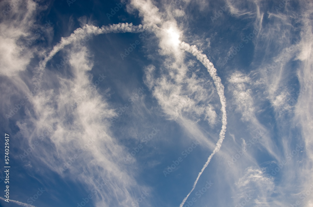 Niebo z chmurami biała smuga kondensacyjna po przelatującym samolocie. - obrazy, fototapety, plakaty 