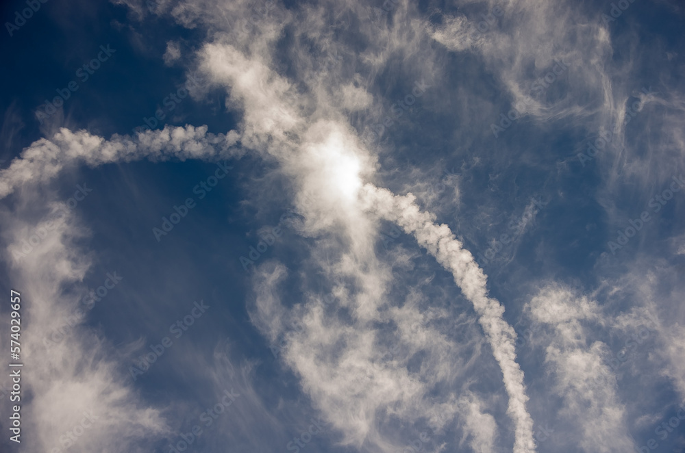 Niebo z chmurami biała smuga kondensacyjna po przelatującym samolocie.	
 - obrazy, fototapety, plakaty 