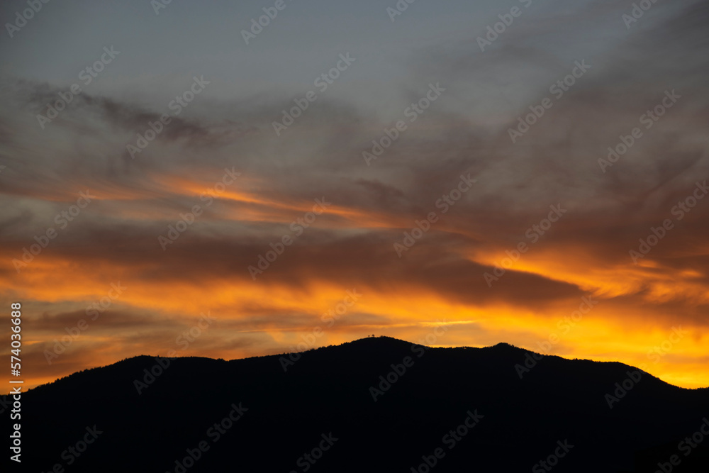 Atardecer en el pirineo aragones, contraste, subexpuesto