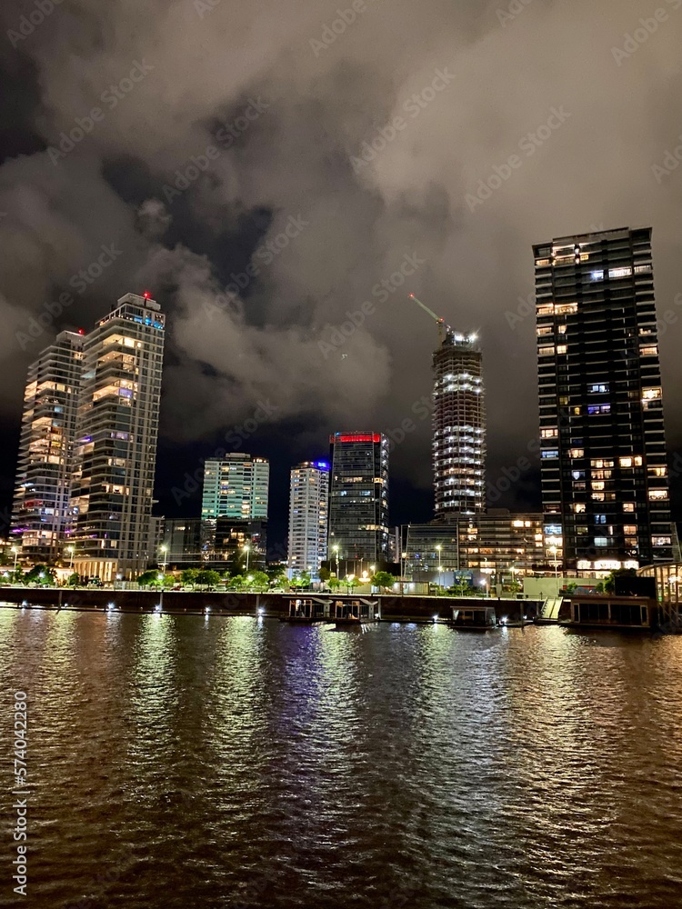 Obraz premium EDIFICIOS DE NOCHE