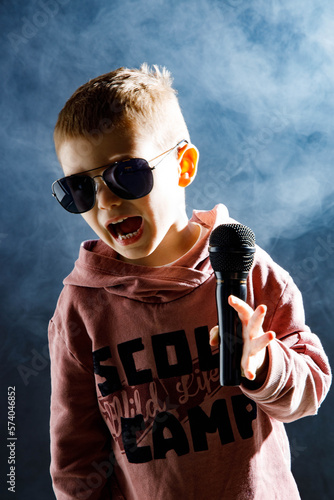 Mały chłopiec śpiewa do mikrofonu - przedszkolak, głos, mikrofon, studio nagrań, muzyka, 