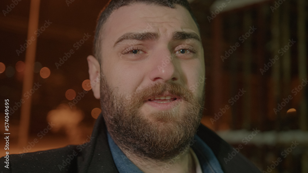 Obraz premium Bearded Man Making a Video Call in Snowy Weather While Smiling at the Camera