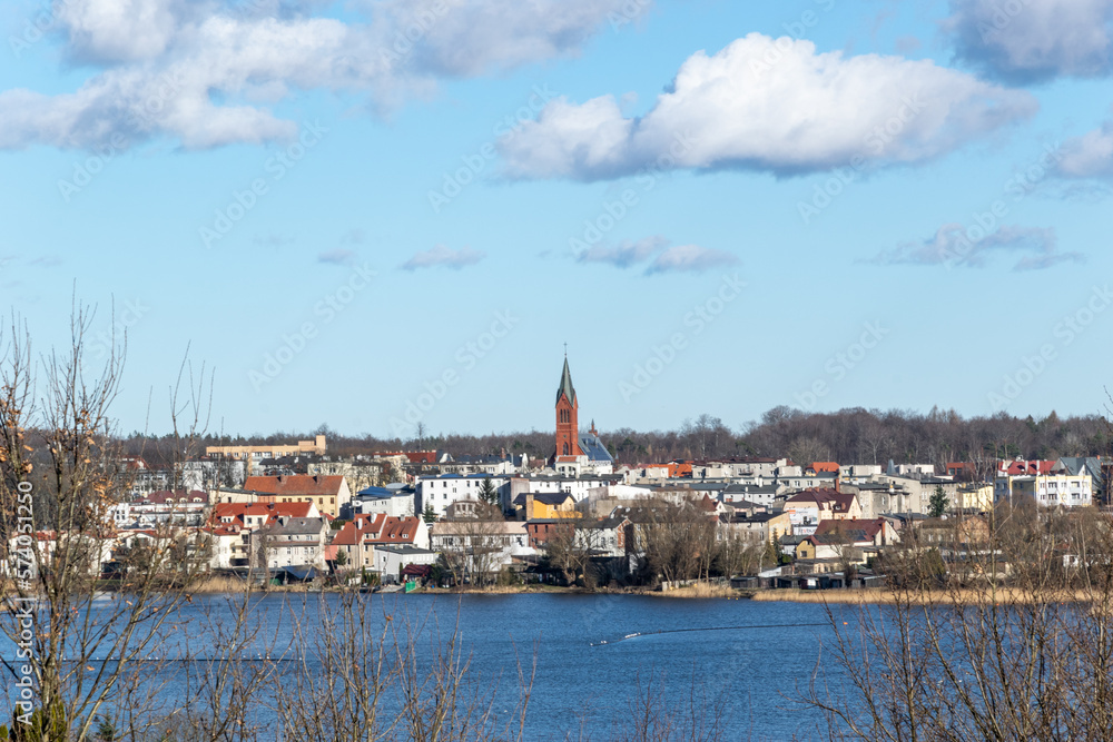 Panoramiczny widok na miasteczko z brzegu jeziora. W oddali wieża kościoła. Kartuzy, Polska.