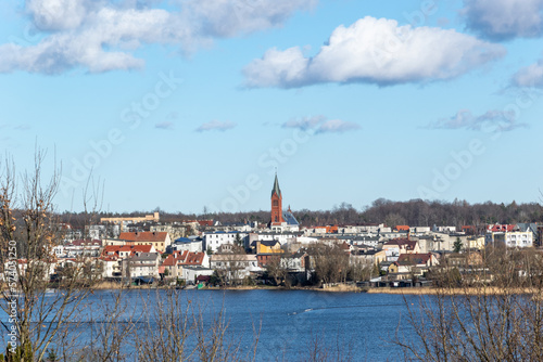 Panoramiczny widok na miasteczko z brzegu jeziora. W oddali wieża kościoła. Kartuzy, Polska.