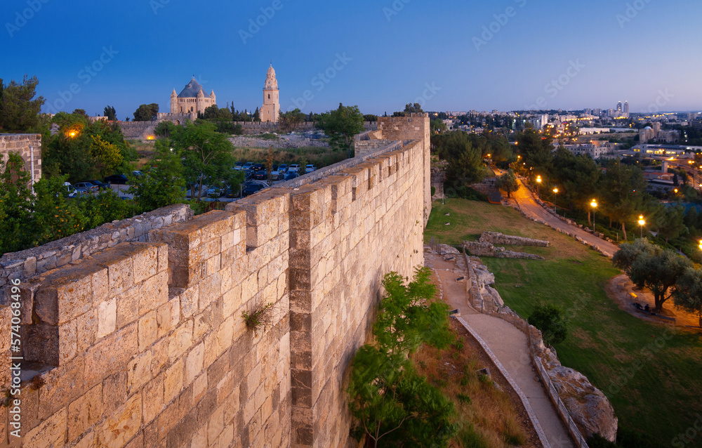 Jerusalem: Abbey of the dormition, night view to Old City Wall