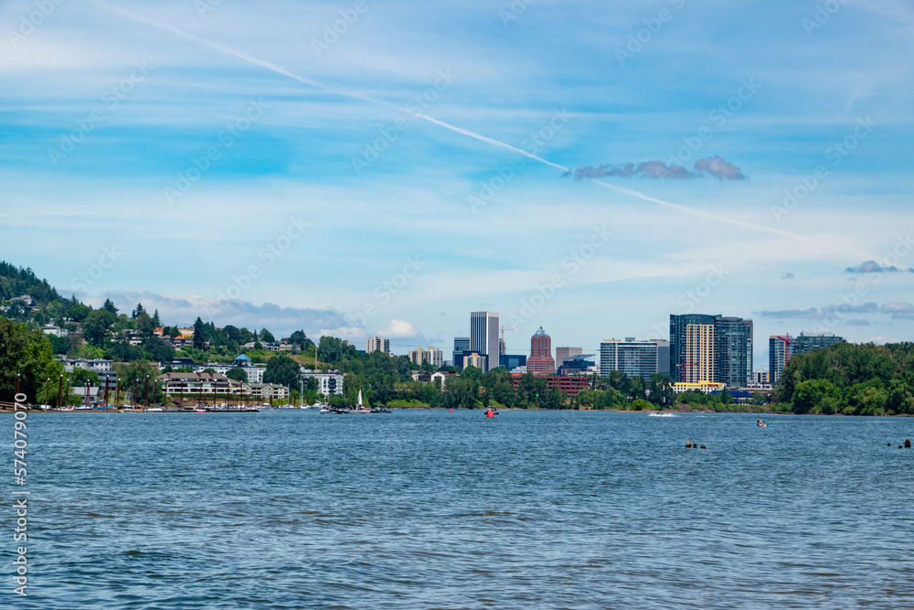 Obraz premium Portland, OR River City Skyline While People Enjoy the Willamette River