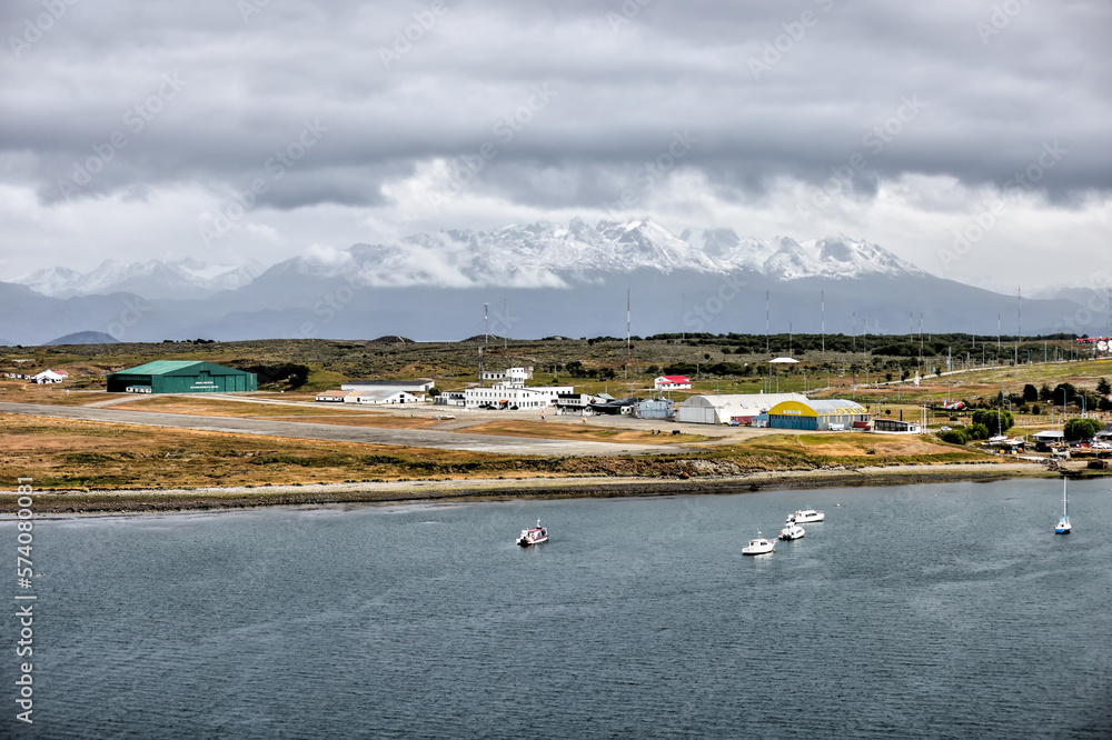 Obraz premium The harbour and shoreline of Ushuaia in the Beagle Channel, Tierra del Fuego, southern Argentina