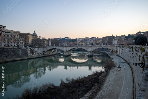 widok na mosty w Rzymie o zachodzie słońca bezchmurne niebo