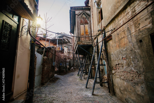 Fotografía Old shabby houses in the slum district of Tbilisi