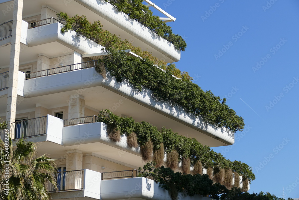 Balconi ripieni di piante e dettagli Architettonici dei palazzi nel sud Italia