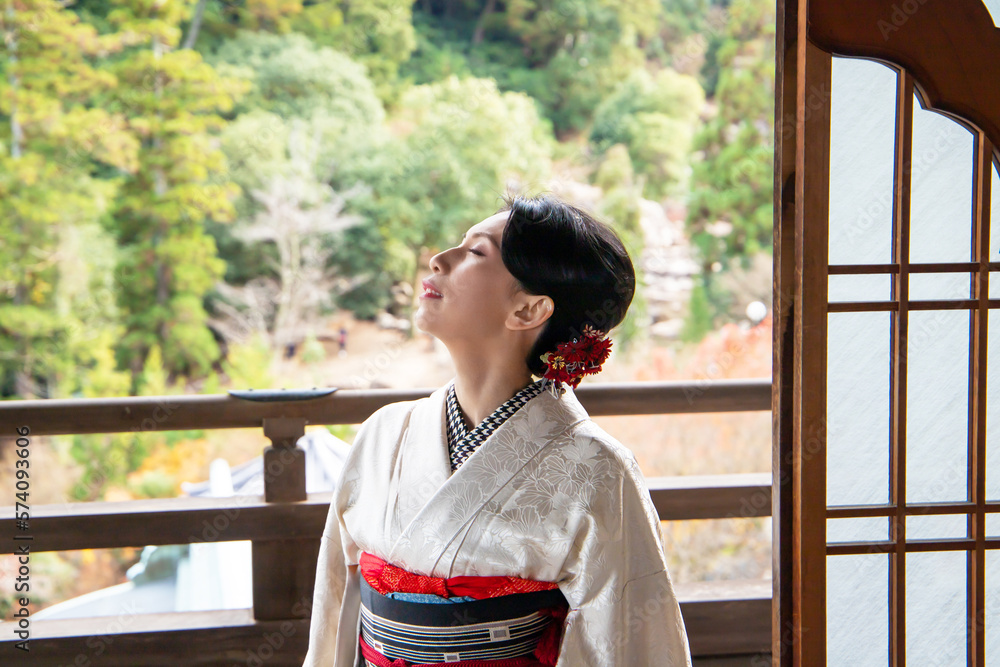 上を向く和服の女性
上を向く和服の女性