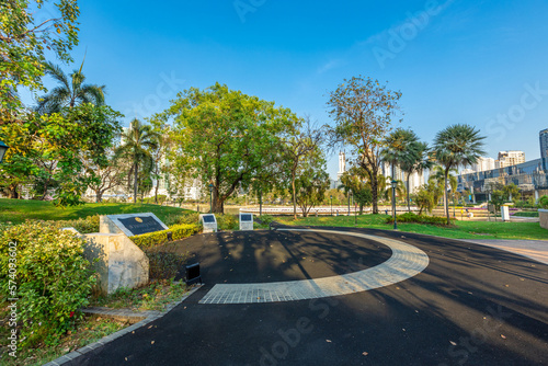 natural background of many species of plants that are laid out in the park, for the propagation of the species and to provide shade for those who stop by while traveling to study the ecology.