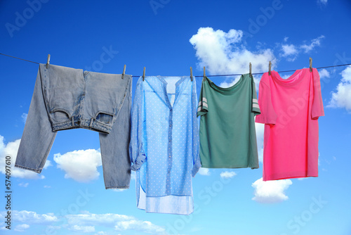 Εκτύπωση καμβά Different clothes drying on washing line against sky