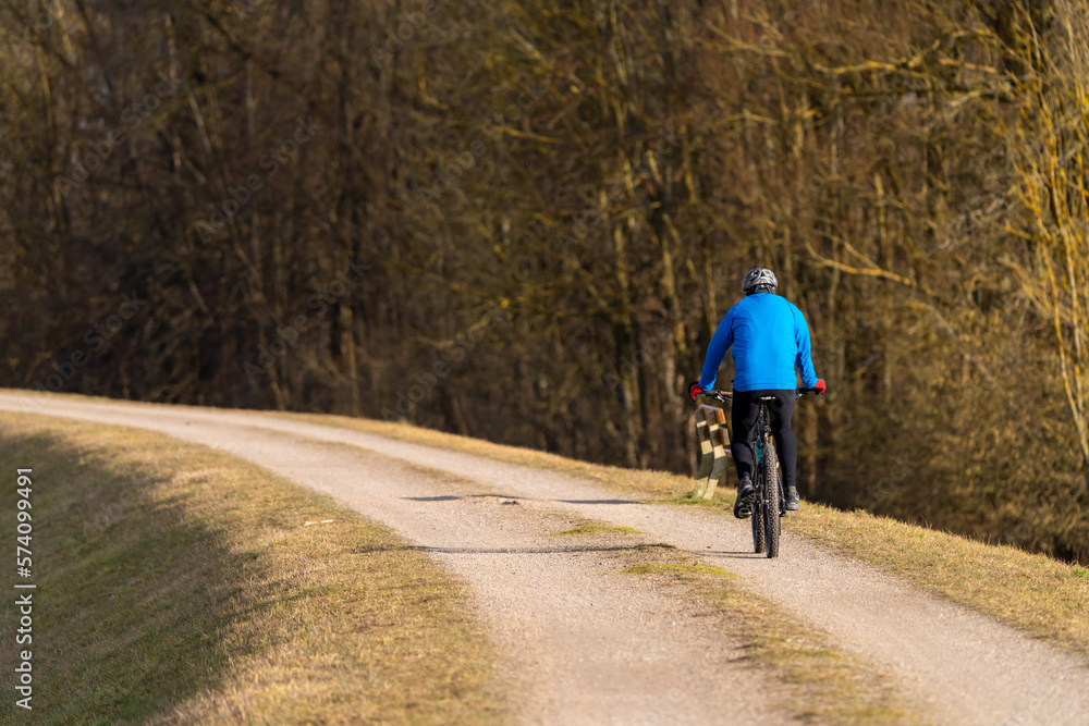 Fototapeta premium Fahrradfahrer an der Donau auf dem Damm