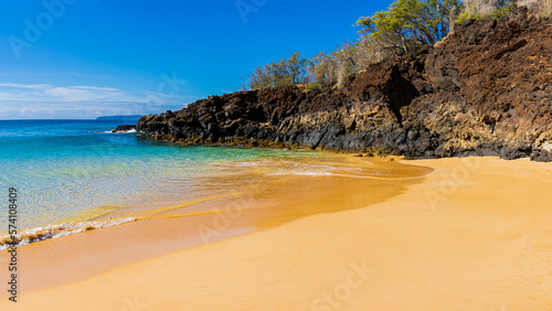 The Sand Covered Shore of Big Beach With Molokini Crater In The Distance, Makena Beach State Park, Maui, Hawaii, USA