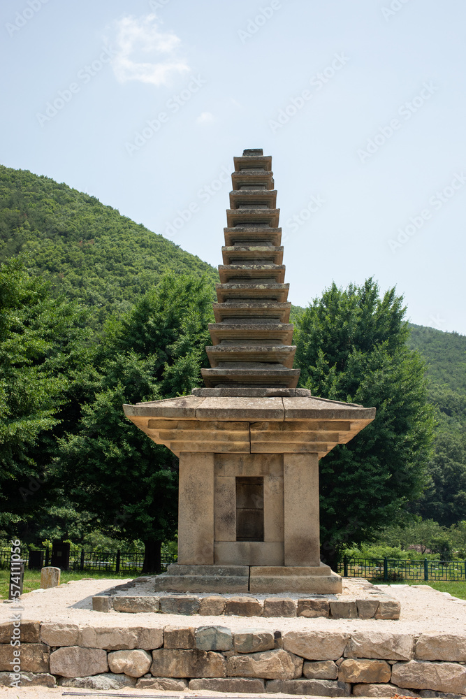 한국의 유명한 여행지 중 하나 인 경주의 불국사, 괘릉, 그리고 한국의 서원중 하나 인 경주 옥산서원의 풍경