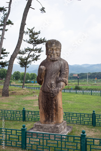 한국의 유명한 여행지 중 하나 인 경주의 불국사, 괘릉, 그리고 한국의 서원중 하나 인 경주 옥산서원의 풍경