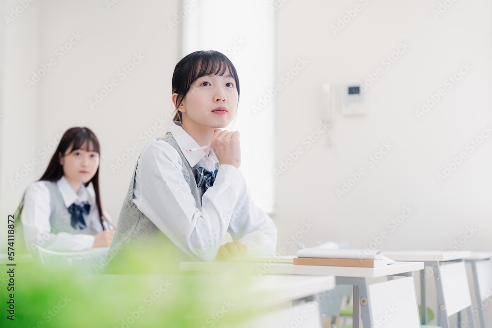 じっくりと考える女子高生