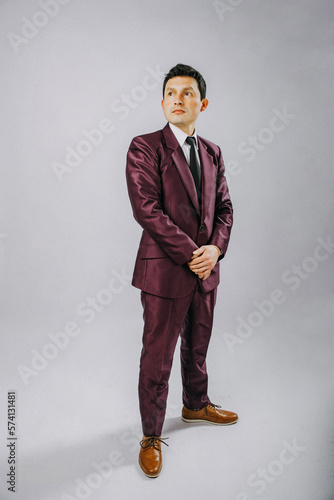 Hombre con traje en estudio con fondo plomo