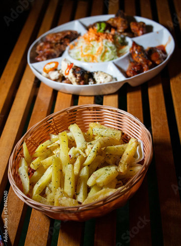 PAPAS FRITAS. RICA ENSALADA DE VEGETALES Y UN POLLO JUGOSO. 