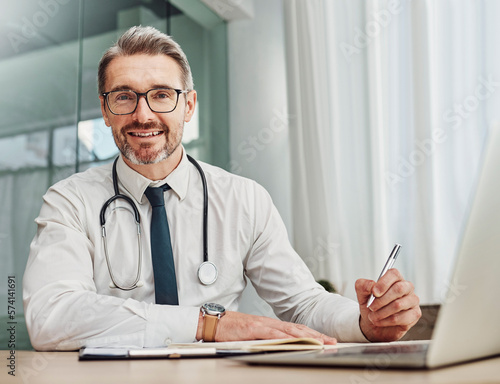 Foto Senior doctor, writing and portrait of a hospital worker in a office doing medical research