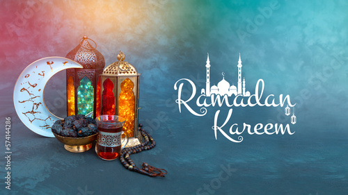 Foto Ramadan Banner Design background, colourful lantern lamp and dates with crescent