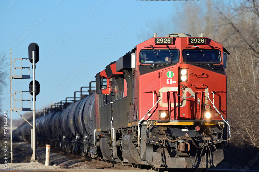 Foto de Two lead a Canadian National Railway oil train