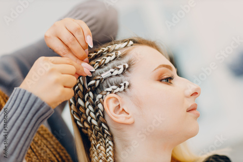 Schilderij op canvas Hairstylist braided afro braids dreadlocks kanekalon pigtails hair with jewelry