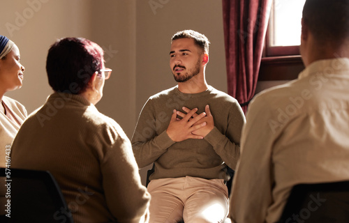 Foto Support, trust and man sharing in group therapy with understanding, feelings and talking in session